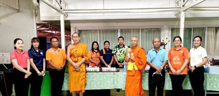 ถวายน้ำปานะ พระสังฆาธิการที่มาประชุม ในการประชุมคณะสงฆ์จังหวัดบุรีรัมย์  ครั้งที่ 5/2566 วันพฤหัสบดี